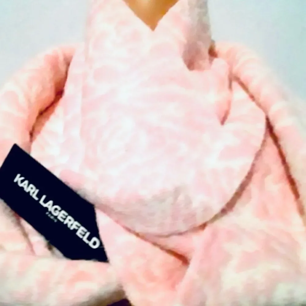 NWT Karl Lagerfeld Paris Women's Loop Infinity Scarf Pink/White Rose‎